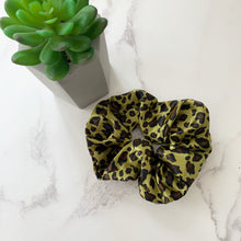 Load image into Gallery viewer, Scrunchies
